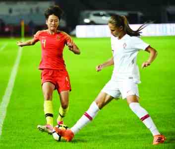 中国队球员娄佳惠（左）与葡萄牙队球员瓦妮莎·马奎斯在比赛中拼抢。新华社